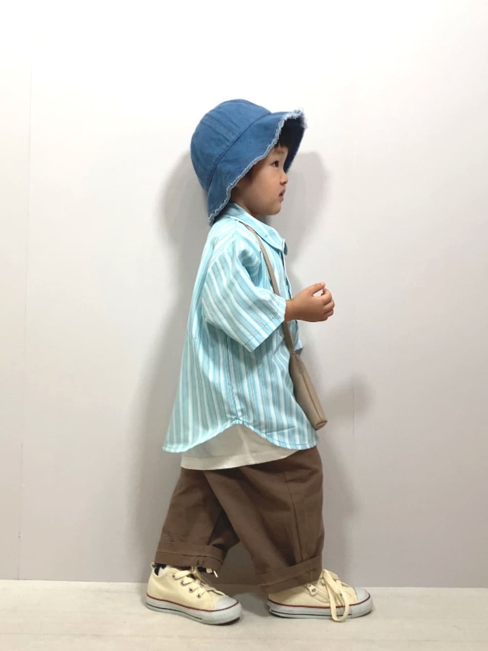 「シャツスタイル、ショルダーバッグ、スニーカー、古着MIX、韓国子供服、バケットハット、デニム、ストリート、お出かけコーデ、休日スタイル、夏コーデ、淡色コーデ、フェススタイル、柄シャツ、カラーパンツ」｜「PAIRMANON STREETの【PAIRMANON STREET】マルチストライプ半袖シャツ（シャツ/ブラウス、ブルー系）」を使った、YU⭐︎さん（キッズ・90cm）の夏コーディネートの5枚目の写真