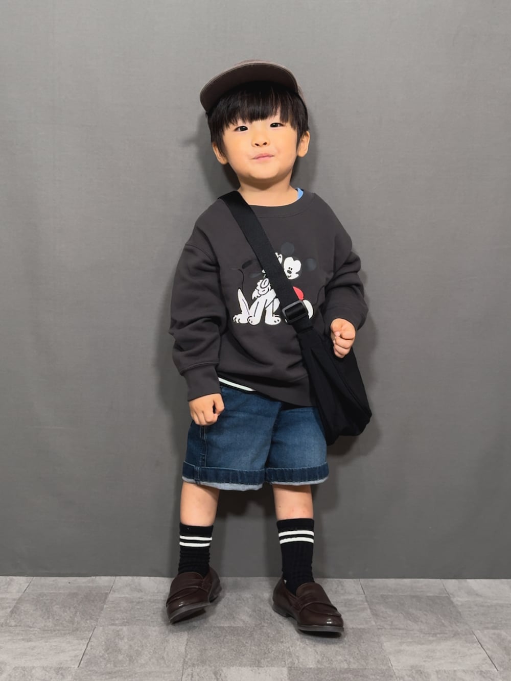 「レイヤードスタイル、お出かけコーデ、プチプラ、ボーダー、秋服準備はじめました、デニム、ハーフパンツ、ショートパンツ、キャップ、ショルダーバッグ、ローファー、UNIQLO、きれいめカジュアル、休日スタイル」｜「UNIQLOのアイテム（スウェット、グレー系）」を使った、YU⭐︎さん（キッズ・90cm）の夏コーディネートの4枚目の写真