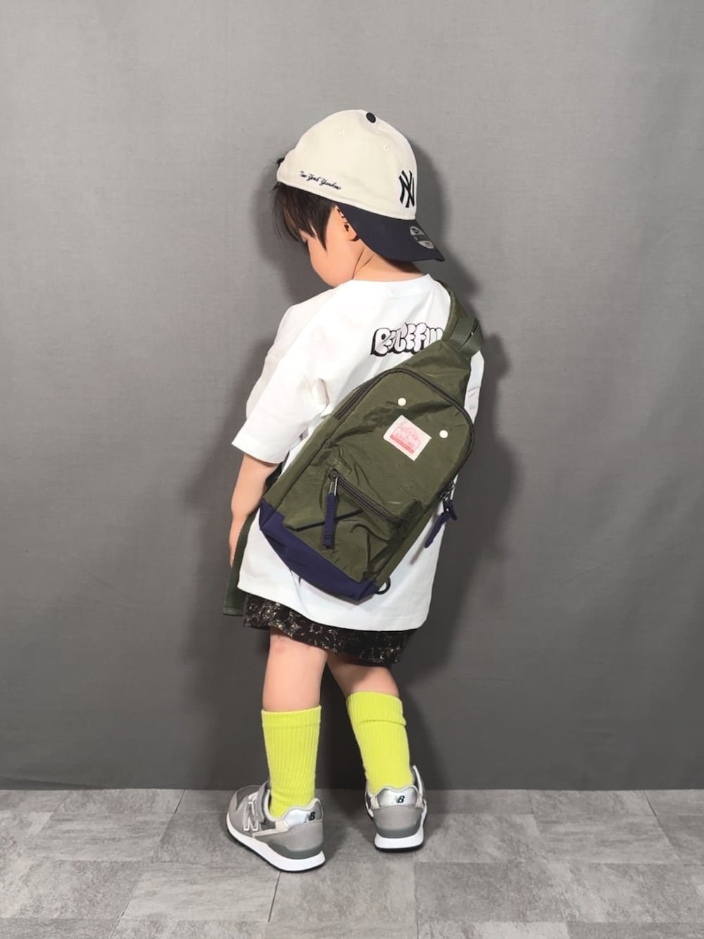 ホワイト系のTシャツ/カットソー、ブラック系のその他パンツ、グリーン系のボディバッグ/ウエストポーチを着用したキッズの春コーディネートの2枚目の写真