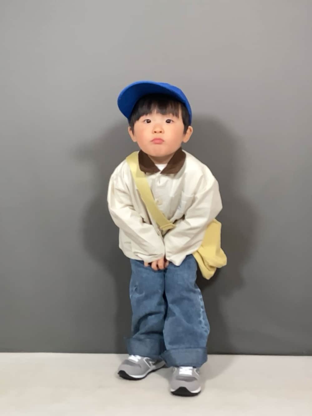 ホワイト系のジャケット/アウター、ホワイト系のTシャツ/カットソー、ブルー系のデニムパンツを着用したキッズの春コーディネートの4枚目の写真