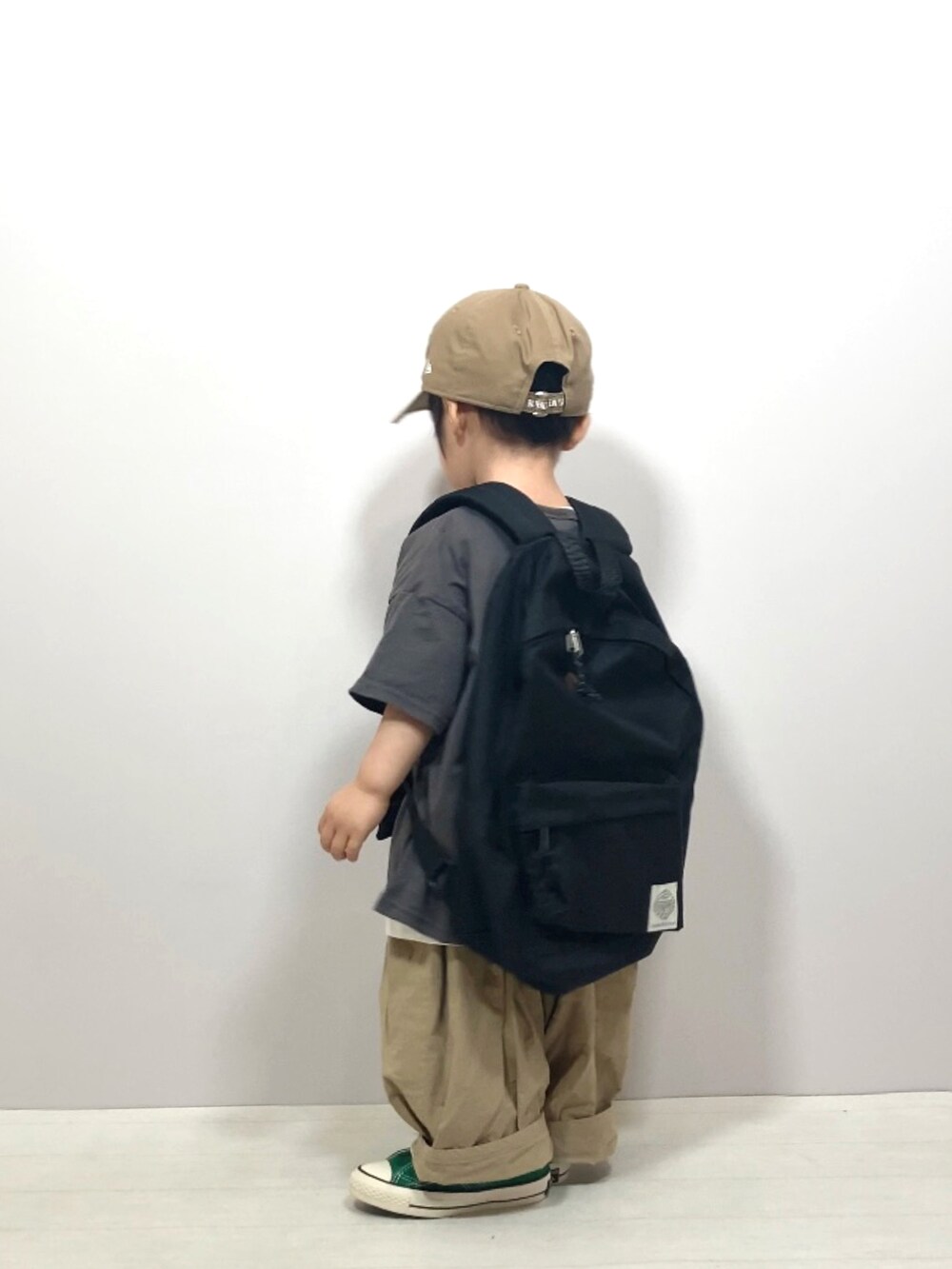 グレー系のTシャツ/カットソー、ホワイト系のTシャツ/カットソー、ベージュ系のその他パンツを着用したキッズの春コーディネートの5枚目の写真