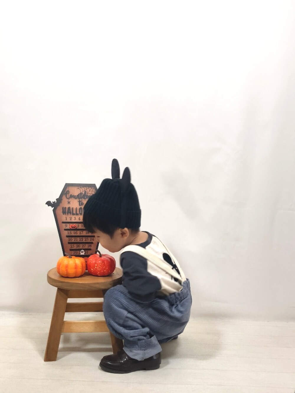 「ハロウィン、サロペット、ロンT、ニット帽、コーデュロイ、ローファー、秋コーデ、お出かけコーデ、休日スタイル、カジュアルコーデ、オーバーオール、シンプルコーデ、レイヤードスタイル、モノトーン」｜「Disneyの【Disney】ミッキーマウス/ラグランロンT（80～150cm）（Tシャツ/カットソー、グレー系）」を使った、YU⭐︎さん（キッズ・90cm）の秋コーディネートの5枚目の写真