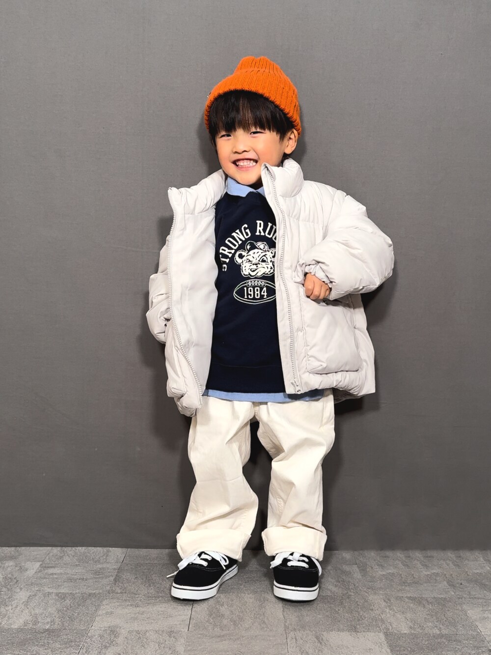 ホワイト系のジャケット/アウター、グリーン系のスウェット、ブルー系のシャツ/ブラウスを着用したキッズの秋コーディネートの4枚目の写真