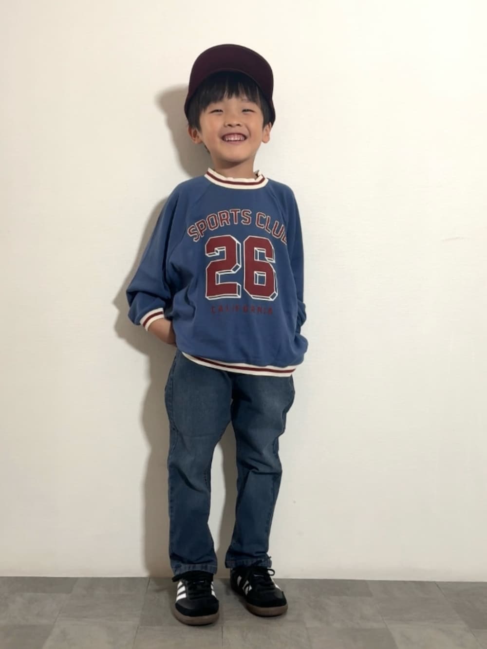 ブラック系のスニーカー、ブルー系のTシャツ/カットソー、ブルー系のその他パンツを着用したキッズの秋コーディネートの2枚目の写真