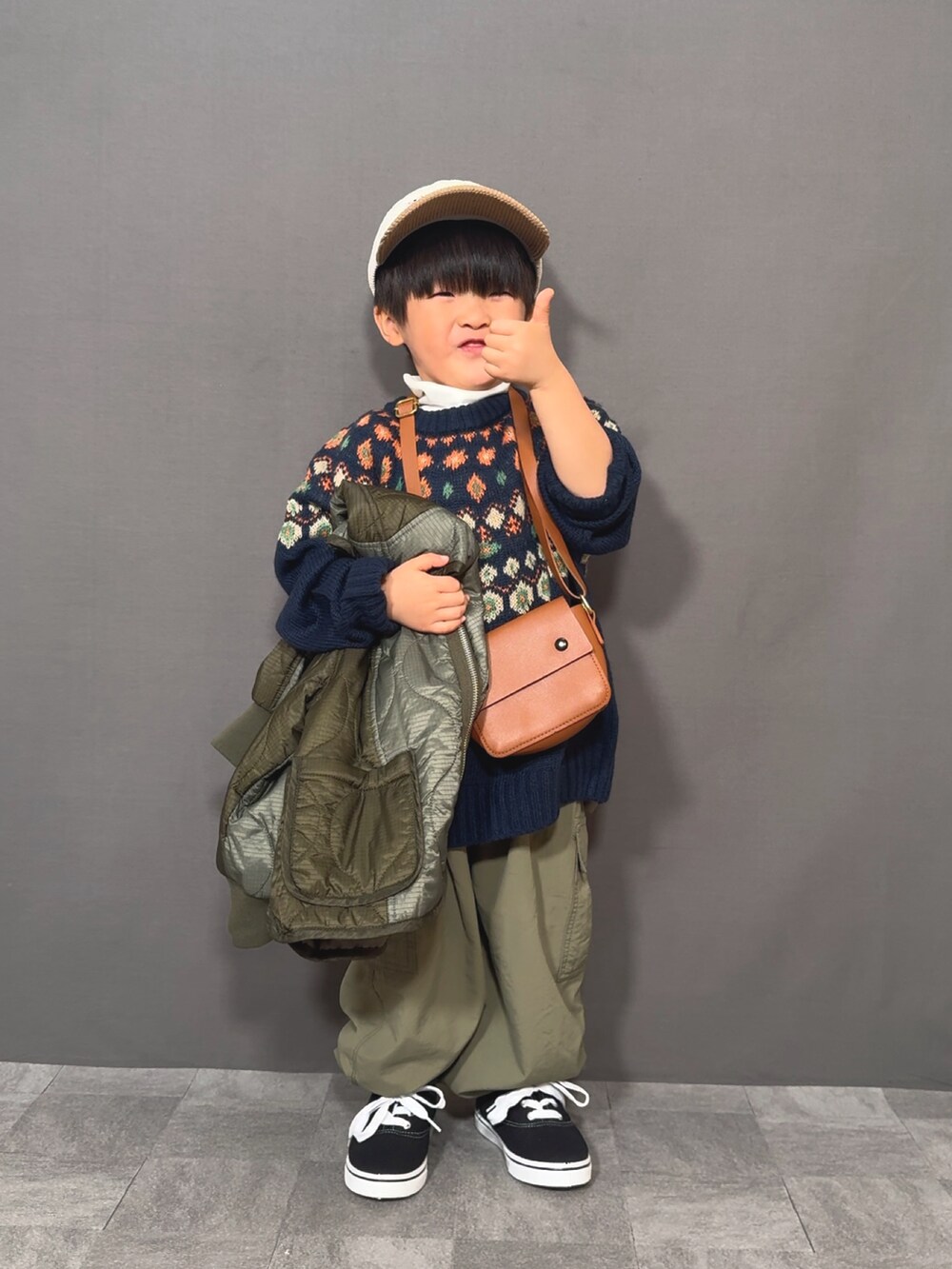 「クリスマスに着たい服、キルティング、冬コーデ、冬アウター、タートルネック、カーゴパンツ、ショルダーバッグ、ニット、マイベストコーデ2024、キャップ、スニーカー、コーデュロイ、スポーツミックス、休日スタイル」｜「LOWRYS FARMのキルティングブルゾン　116763（ダウンジャケット/コート、グリーン系）」を使った、YU⭐︎さん（キッズ・90cm）の冬コーディネートの4枚目の写真
