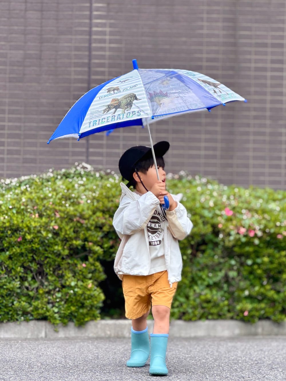 「やっぱり帽子が好き、スポーツミックス、雨の日コーデ、白Tシャツ、レインブーツ、ハーフパンツ、レイヤードスタイル、キャップ、淡色コーデ、プチプラ」｜「UNIQLOのアイテム（ジャケット/アウター、ホワイト系）」を使った、YU⭐︎さん（キッズ・100cm）の夏コーディネートの4枚目の写真