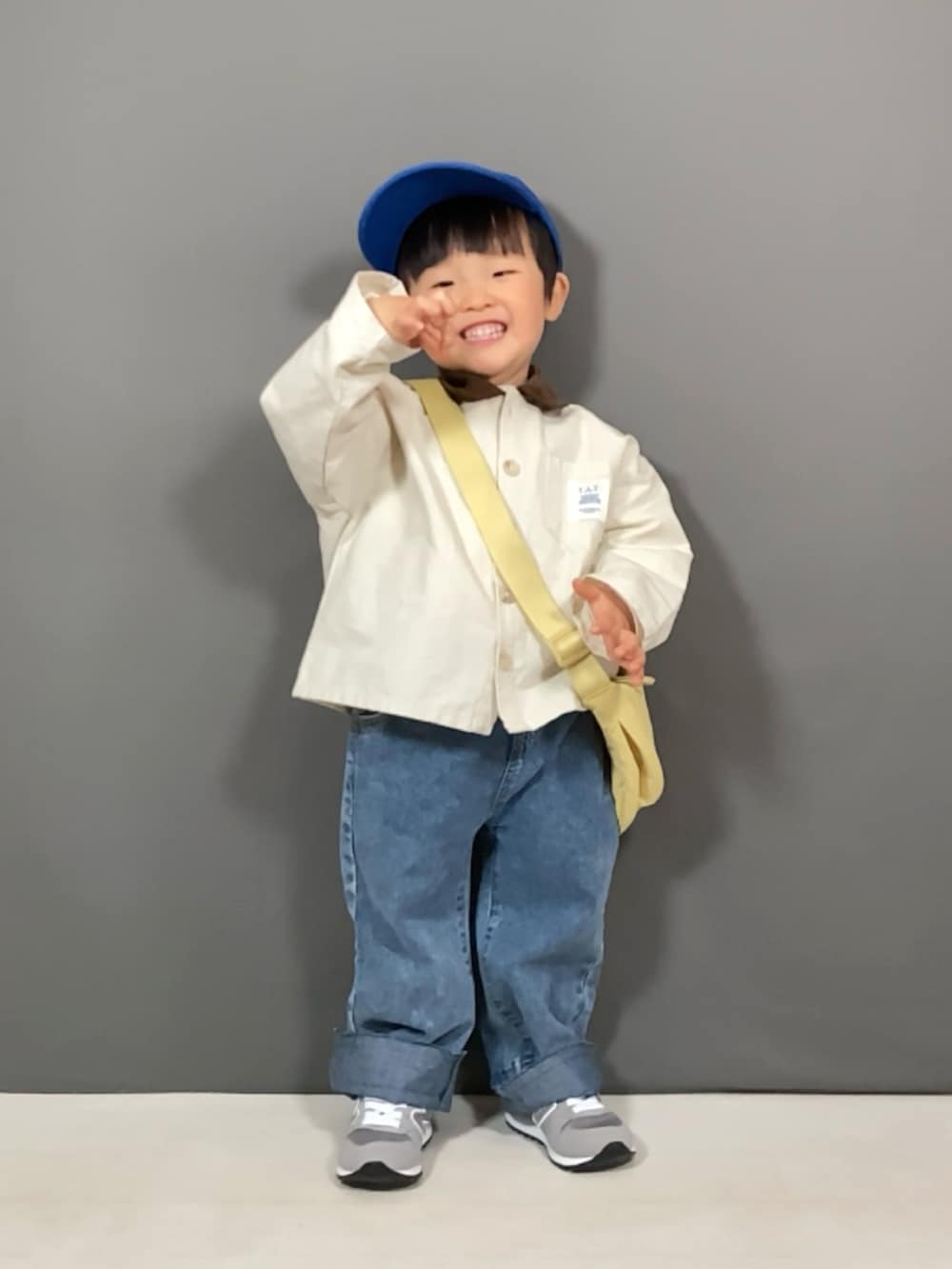 ホワイト系のジャケット/アウター、ホワイト系のTシャツ/カットソー、ブルー系のデニムパンツを着用したキッズの春コーディネートの5枚目の写真