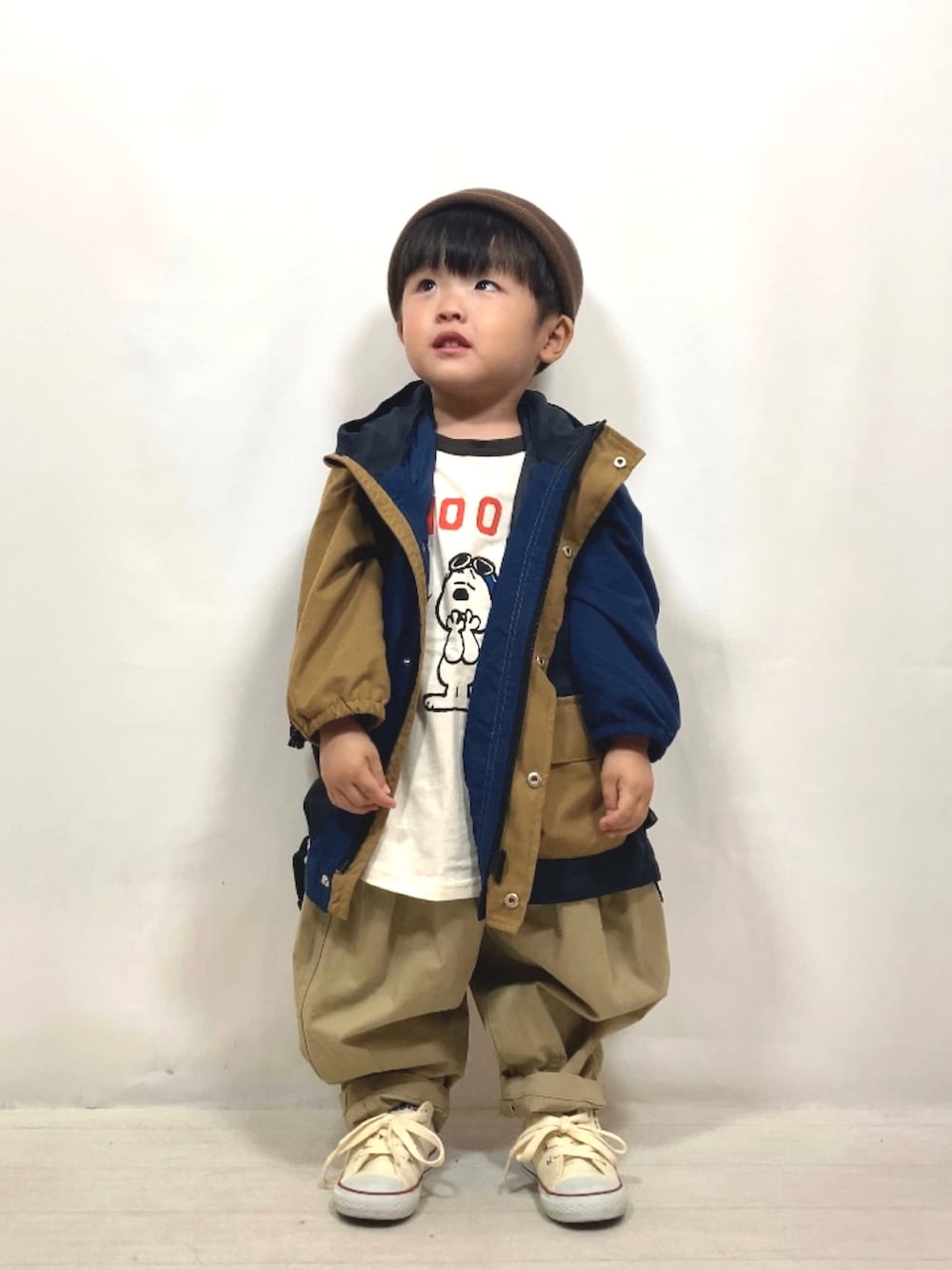 その他のダウンジャケット/コート、グレー系のTシャツ/カットソー、ベージュ系のその他パンツを着用したキッズの秋コーディネートの3枚目の写真