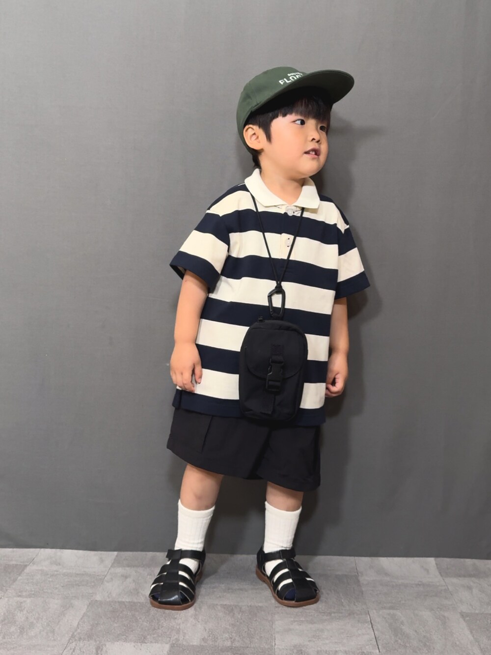 「プチプラ、夏コーデ、さらっと晴れやかスナップ、きれいめカジュアル、カーゴパンツ、ハーフパンツ、ショートパンツ、ショルダーバッグ、キャップ、サンダル、シャツスタイル、ボーダー、シャツ好き集まれ、モノトーン、スポーツミックス」｜「UNIQLOのアイテム（トップス、ベージュ系）」を使った、YU⭐︎さん（キッズ・90cm）の夏コーディネートの5枚目の写真