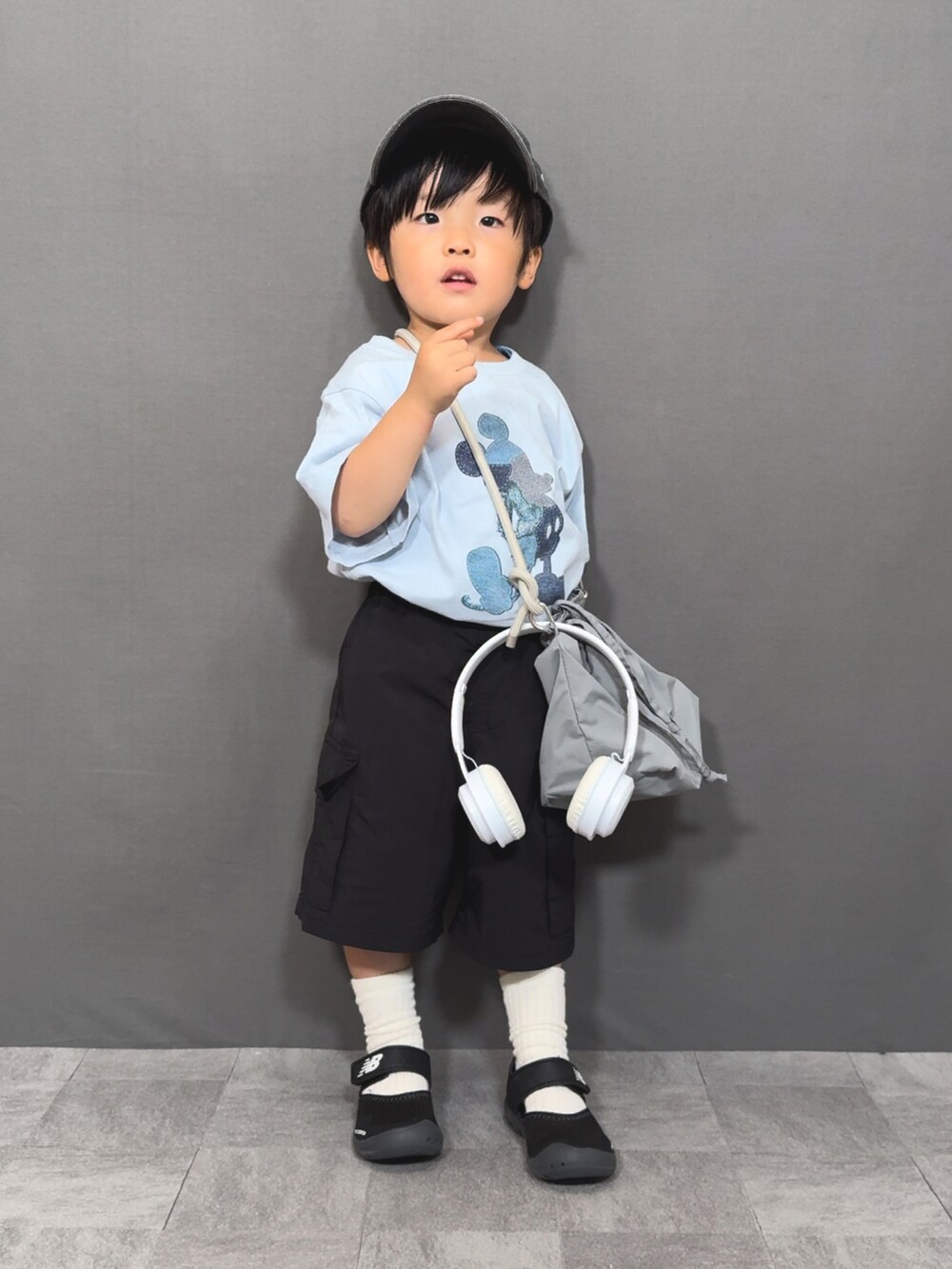 ブルー系のTシャツ/カットソー、ブラック系のパンツ、グレー系のショルダーバッグを着用したキッズの夏コーディネートの5枚目の写真