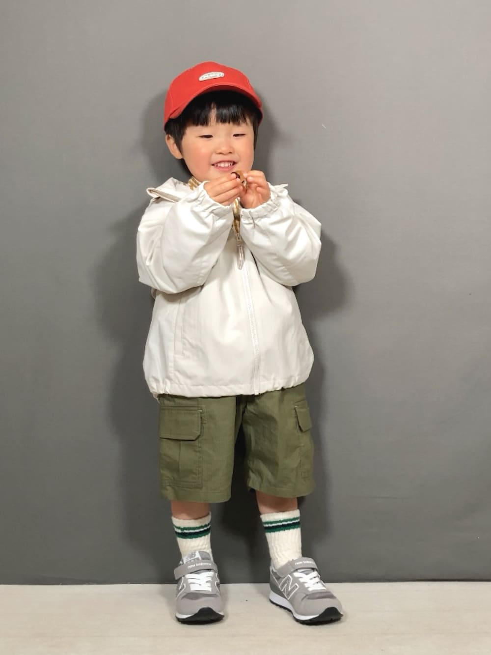 ホワイト系のジャケット/アウター、イエロー系のシャツ/ブラウス、グリーン系のカーゴパンツを着用したキッズの春コーディネートの2枚目の写真