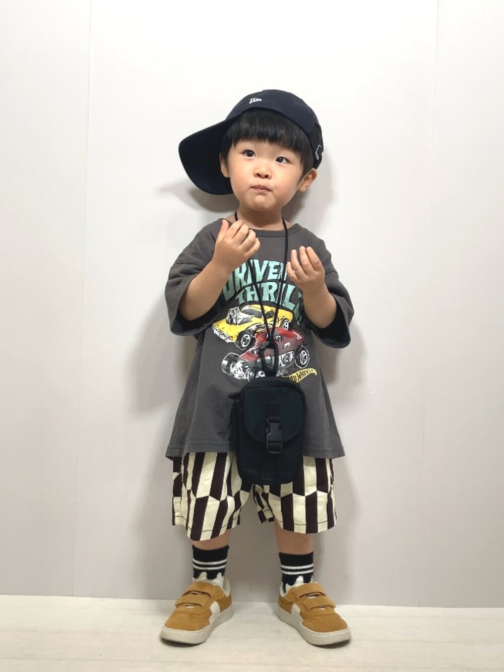 グレー系のTシャツ/カットソー、グレー系のその他パンツ、ブラック系のバッグを着用したキッズの夏コーディネートの3枚目の写真