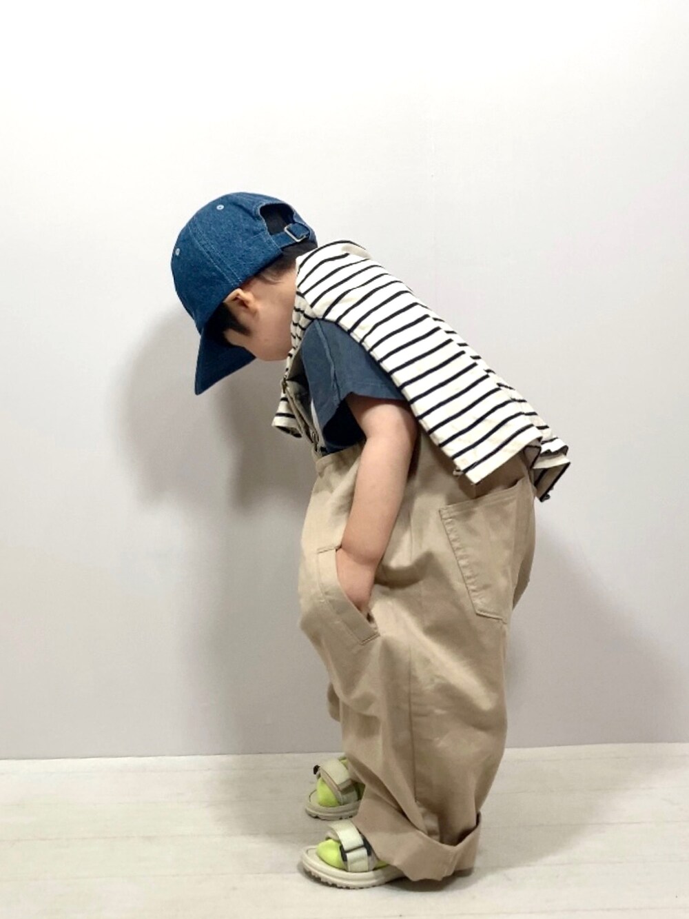 ブルー系のTシャツ/カットソー、ホワイト系のTシャツ/カットソー、ベージュ系のサロペット/オーバーオールを着用したキッズの夏コーディネートの5枚目の写真