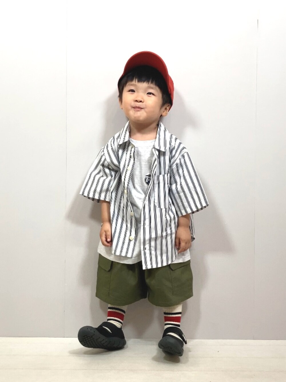 ホワイト系のシャツ/ブラウス、グレー系のTシャツ/カットソー、グリーン系のカーゴパンツを着用したキッズの夏コーディネートの3枚目の写真