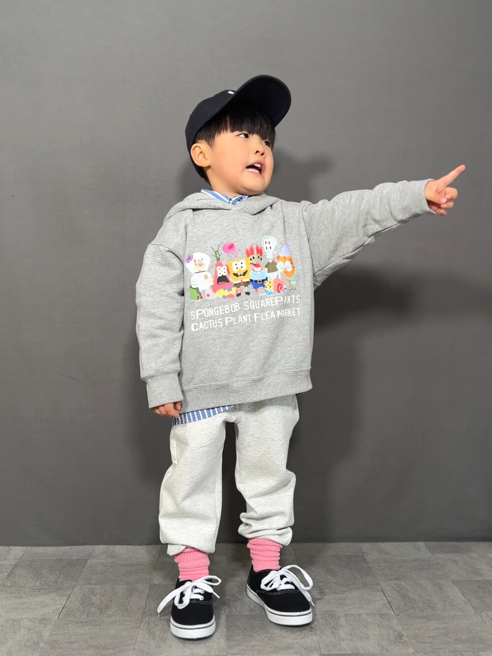 「春色、シャツスタイル、プチプラ、パーカー、スウェット、スウェットパンツ、スニーカー、キャップ、ストライプシャツ、きれいめカジュアル、レイヤードスタイル、春コーデ、お出かけコーデ、休日スタイル、淡色コーデ」｜「UNIQLOのアイテム（スウェット、グレー系）」を使った、YU⭐︎さん（キッズ・100cm）の春コーディネートの5枚目の写真