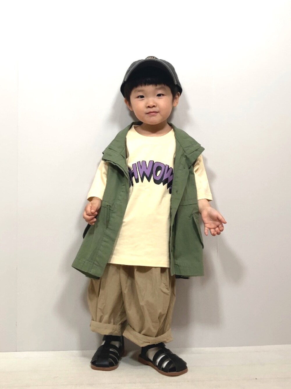 ベージュ系のTシャツ/カットソー、グリーン系のベスト、ベージュ系のその他パンツを着用したキッズの夏コーディネートの2枚目の写真