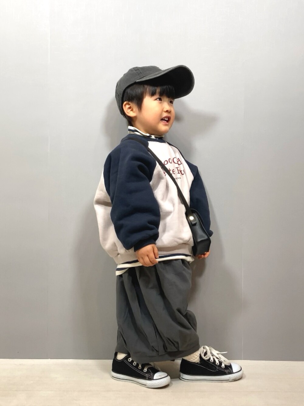グレー系のスウェット、ブルー系のTシャツ/カットソー、グレー系のその他パンツを着用したキッズの冬コーディネートの2枚目の写真