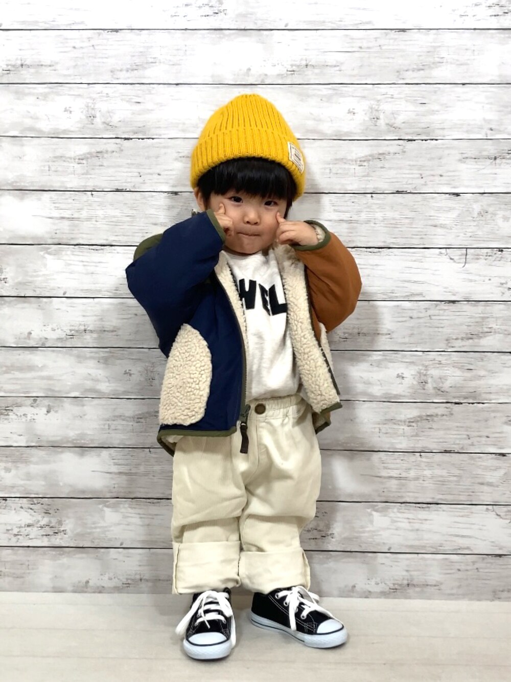 「コート、コーデュロイ、冬コーデ、ニット帽、プチプラ、コンバース、韓国子供服、カジュアルコーデ、ストリート、パーカー、ロゴスウェット」｜「F.O.KIDSのリバーシブルマウンテンジャケット（ダウンジャケット/コート、グリーン系）」を使った、YU⭐︎さん（キッズ・80cm）の秋コーディネートの2枚目の写真
