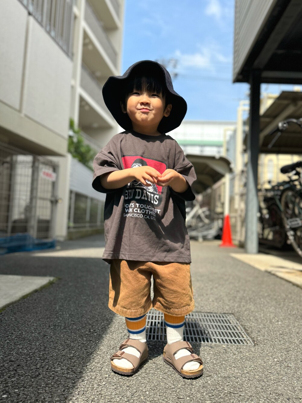 グレー系のTシャツ/カットソー、ブラウン系のその他パンツ、ブラウン系のサンダルを着用したキッズの夏コーディネートの2枚目の写真