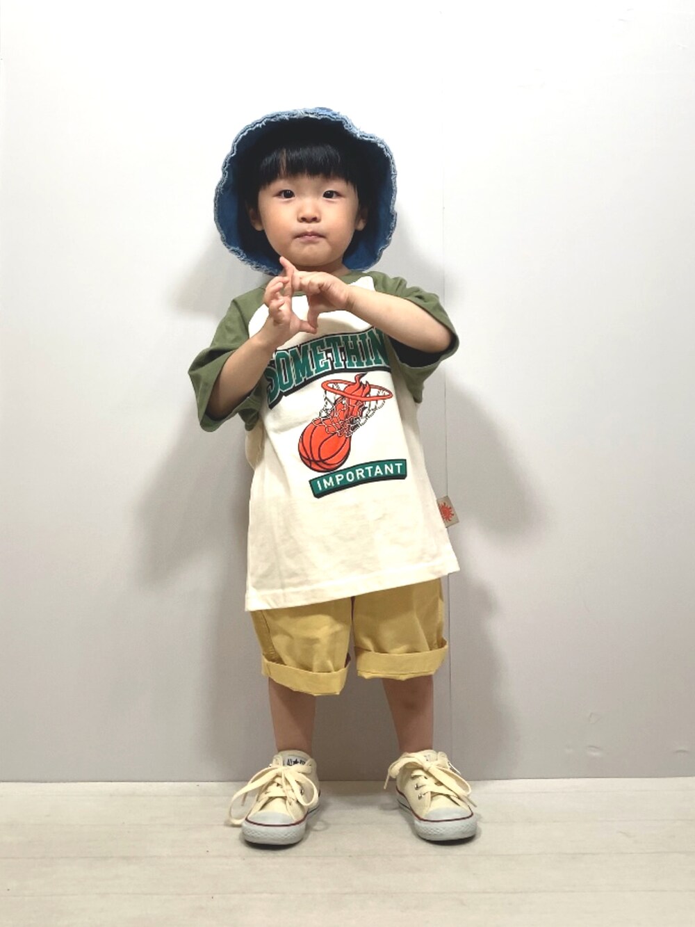 グリーン系のTシャツ/カットソー、イエロー系のパンツ、ホワイト系のスニーカーを着用したキッズの夏コーディネートの4枚目の写真
