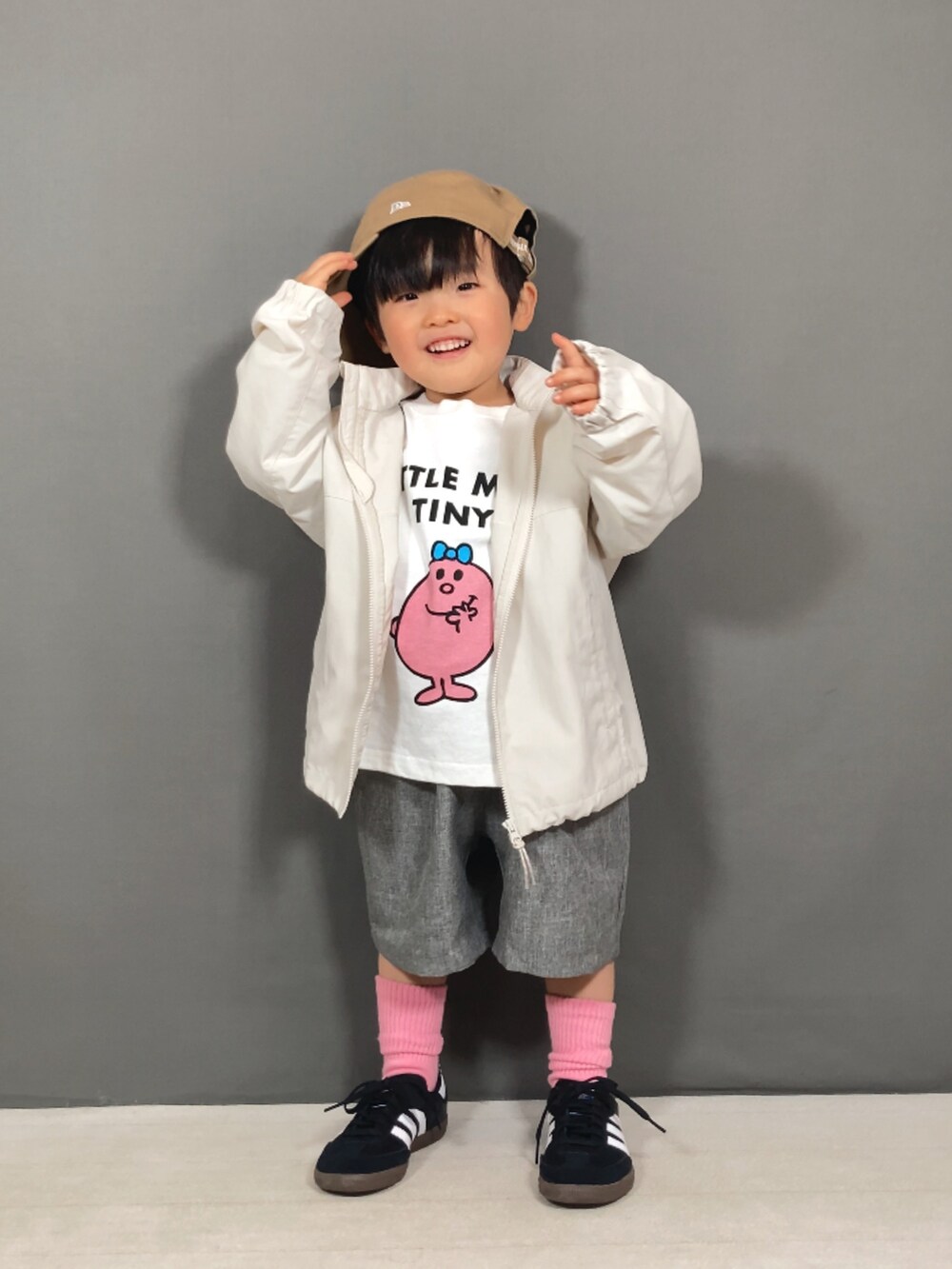 ホワイト系のジャケット/アウター、ピンク系のTシャツ/カットソー、グレー系のパンツを着用したキッズの春コーディネートの4枚目の写真