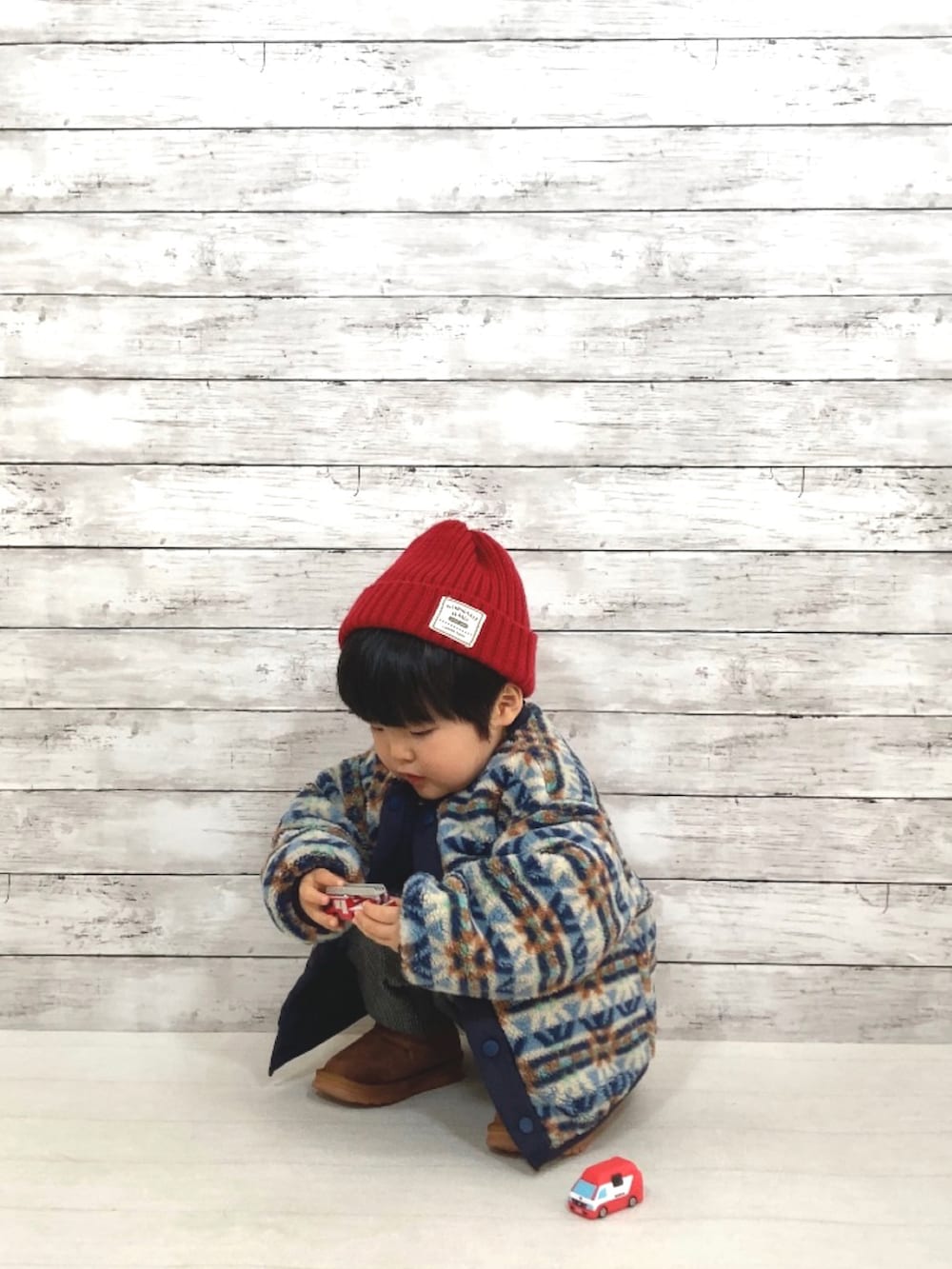 その他のダウンジャケット/コート、グレー系のスウェット、ブラック系のその他パンツを着用したキッズの冬コーディネートの2枚目の写真