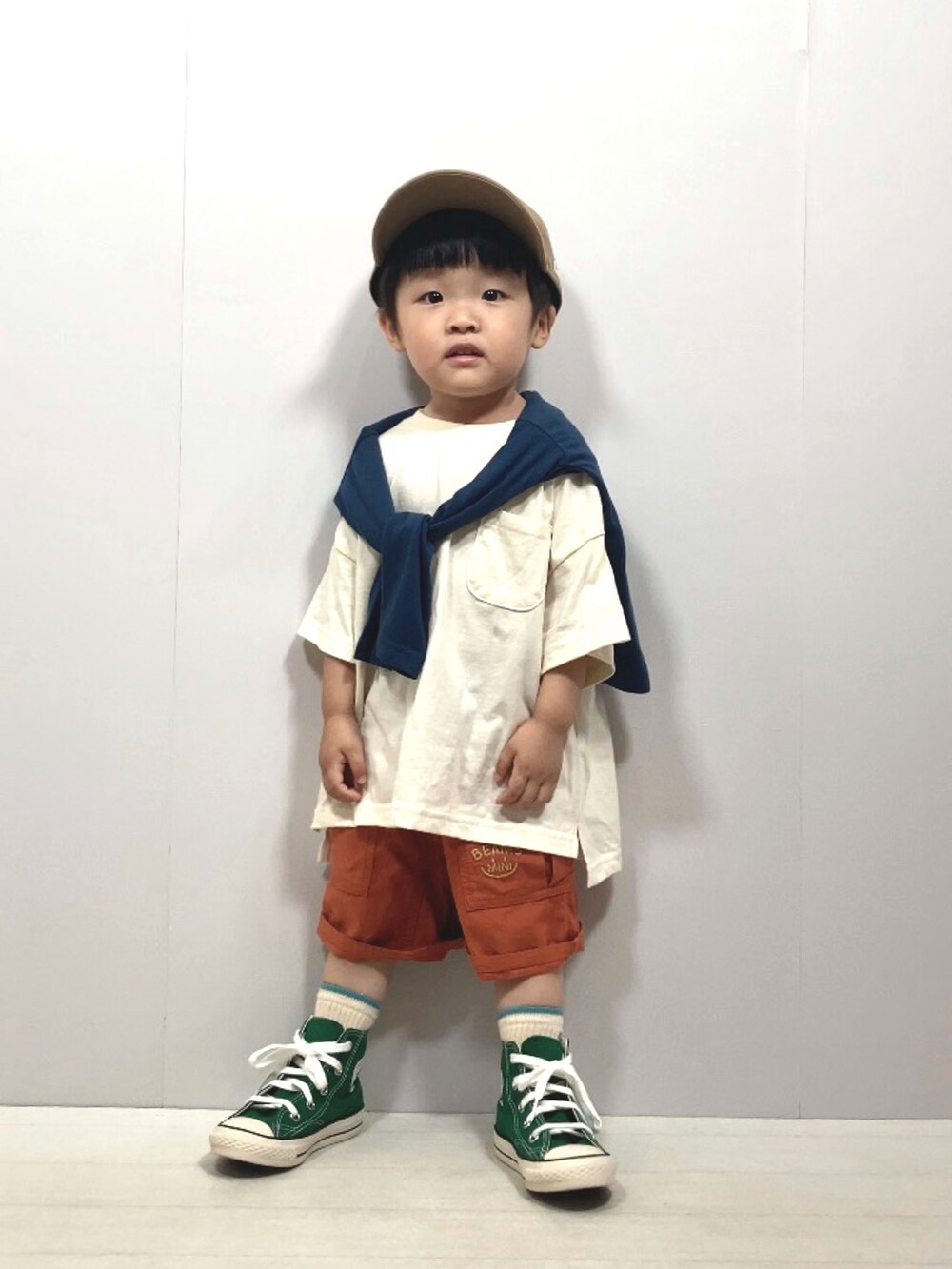 ホワイト系のTシャツ/カットソー、オレンジ系のその他パンツ、ブルー系のカーディガン/ボレロを着用したキッズの夏コーディネートの5枚目の写真