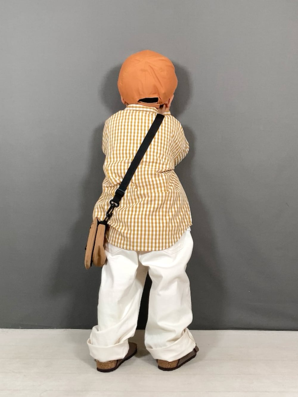 イエロー系のシャツ/ブラウス、グリーン系のTシャツ/カットソー、ホワイト系のパンツを着用したキッズの春コーディネートの5枚目の写真