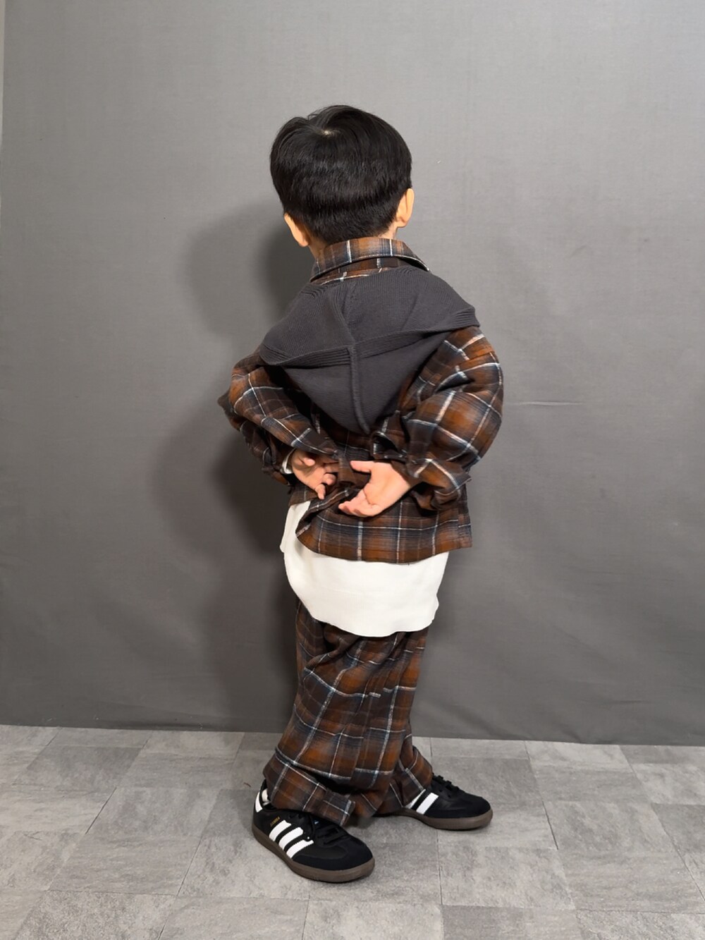 「レイヤードスタイル、スポーツミックス、秋コーデ、チェック、韓国子供服、ブラウン、セットアップ、ニット、スニーカー、マフラー、シャツスタイル、モード」｜「green label relaxingのTJ オンブレチェック ネルシャツ / キッズ  100cm-130cm（シャツ/ブラウス、オレンジ系）」を使った、YU⭐︎さん（キッズ・90cm）の秋コーディネートの5枚目の写真