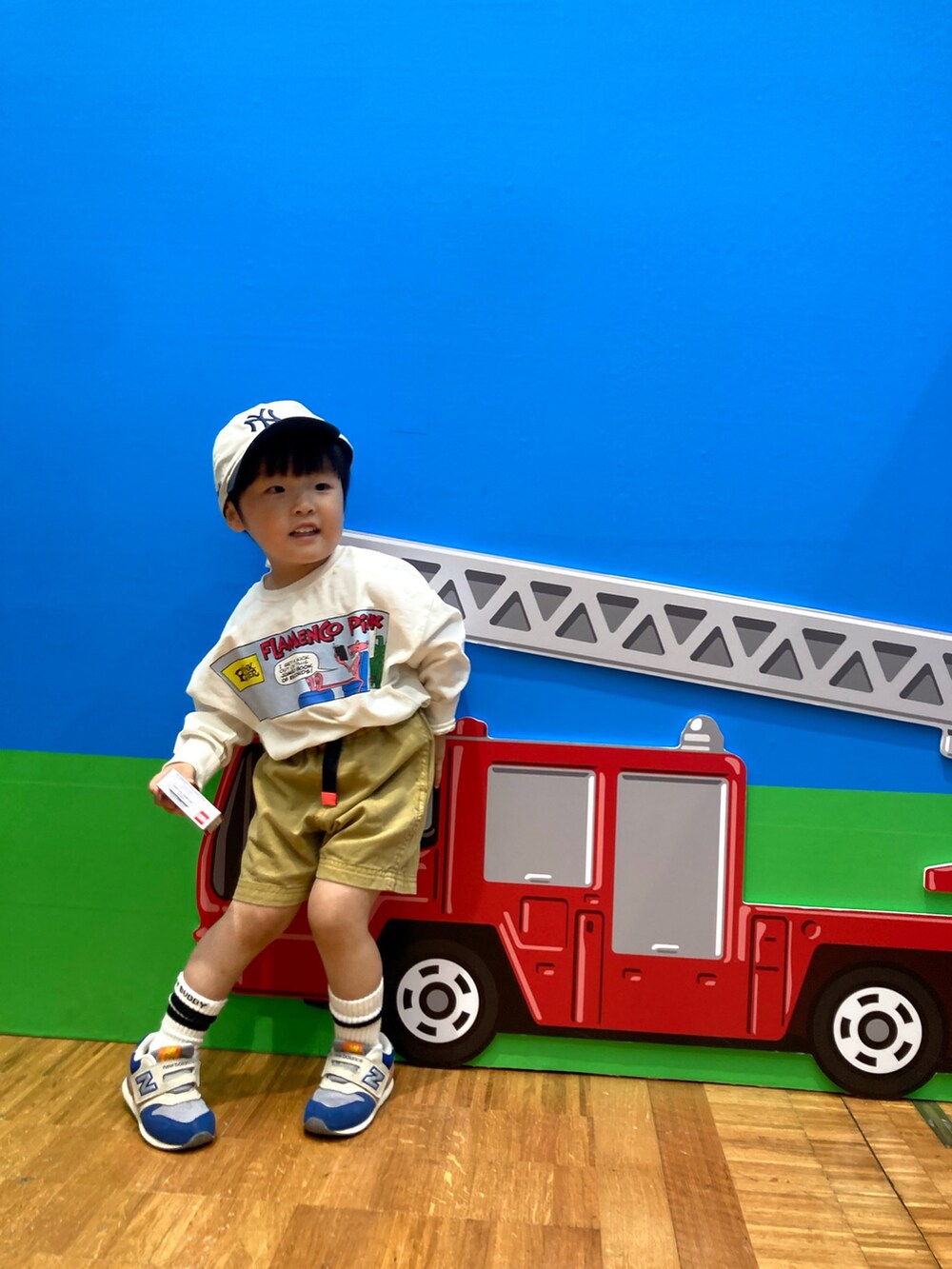 ホワイト系のTシャツ/カットソー、イエロー系のその他パンツ、その他のスニーカーを着用したキッズの春コーディネートの4枚目の写真