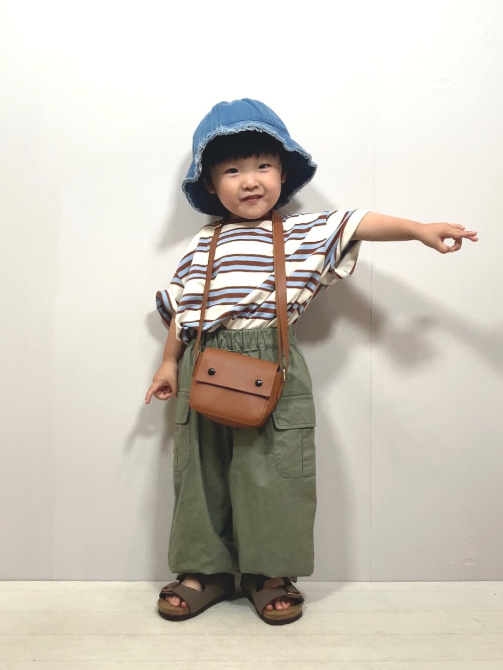 ベージュ系のTシャツ/カットソー、グリーン系のカーゴパンツ、ブラウン系のショルダーバッグを着用したキッズの夏コーディネートの4枚目の写真