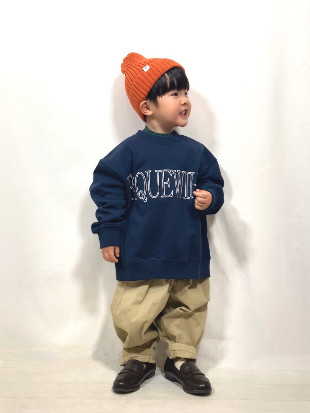 ブルー系のスウェット、グリーン系のTシャツ/カットソー、ベージュ系のその他パンツを着用したキッズの秋コーディネートの5枚目の写真