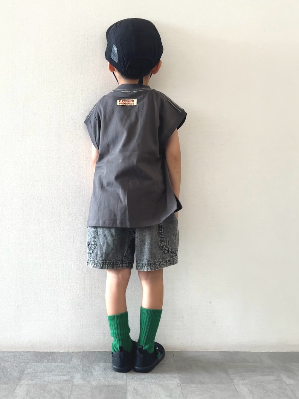 グレー系のTシャツ/カットソー、ブラック系のサンダル、ブラック系のデニムパンツを着用したキッズの夏コーディネートの4枚目の写真