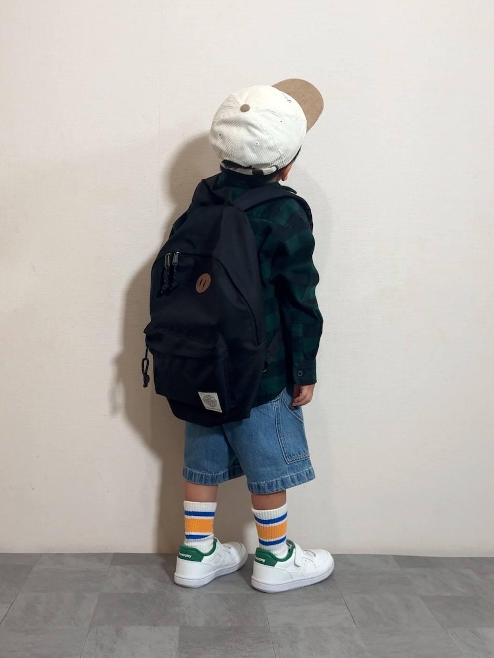 「スポーツミックス、デニム、ハーフパンツ、シャツスタイル、スニーカー、キャップ、プチプラ、アウトドアスタイル、フェススタイル、チェック、ストリート、シンプルコーデ、カジュアルコーデ」｜「Ocean&GroundのDAYPACK EASY DAY（バックパック/リュック、ブラック系）」を使った、YU⭐︎さん（キッズ・100cm）の夏コーディネートの4枚目の写真
