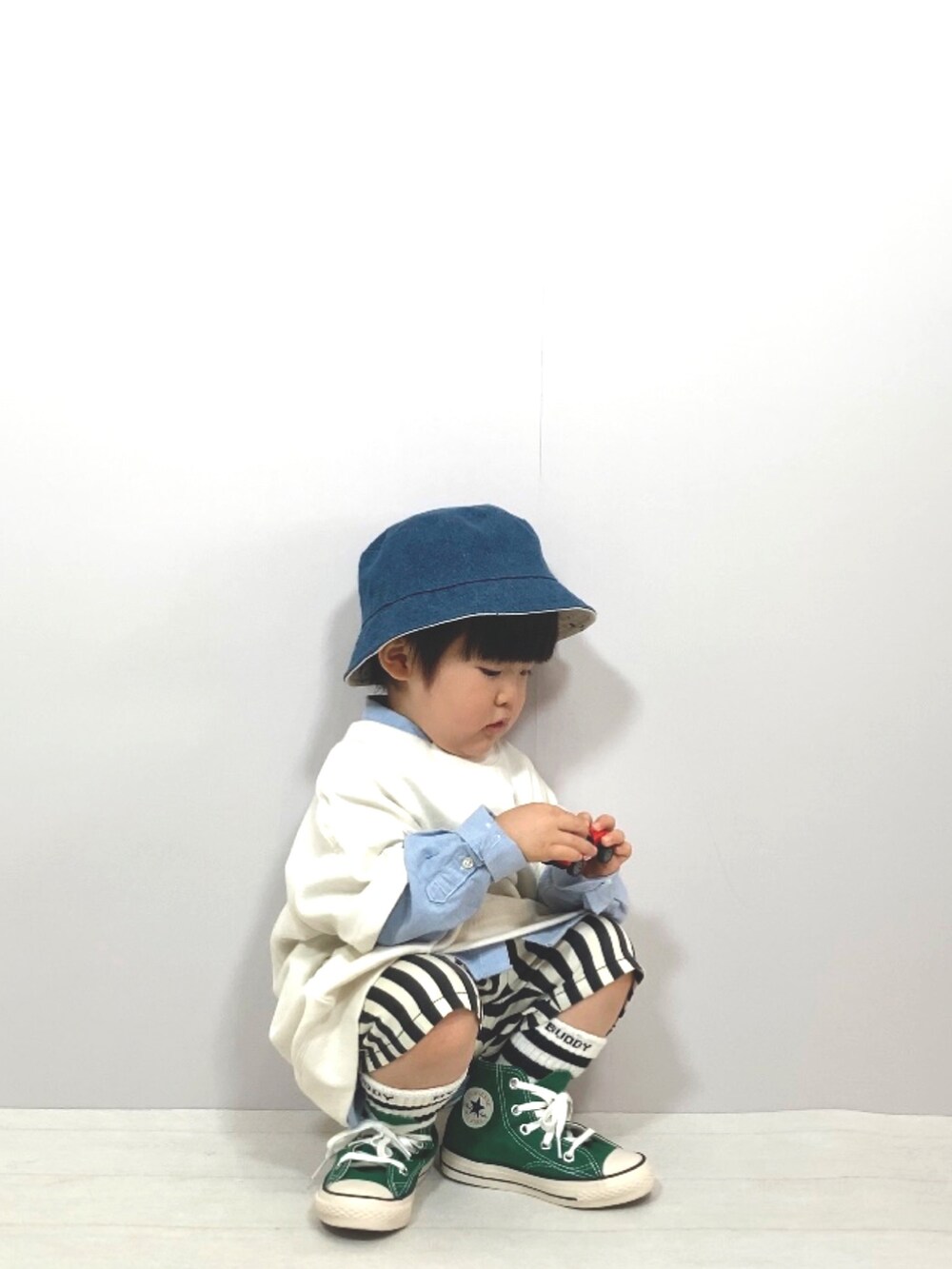 ホワイト系のTシャツ/カットソー、ブルー系のシャツ/ブラウス、ブラック系のその他パンツを着用したキッズの春コーディネートの3枚目の写真