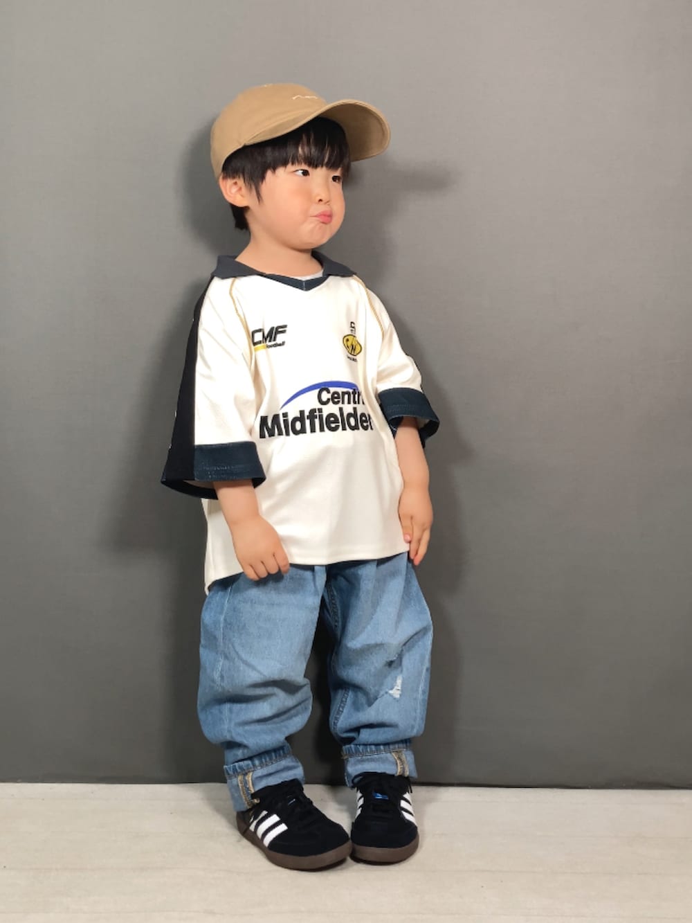 ホワイト系のTシャツ/カットソー、ブルー系のデニムパンツ、ブラック系のスニーカーを着用したキッズの春コーディネートの4枚目の写真