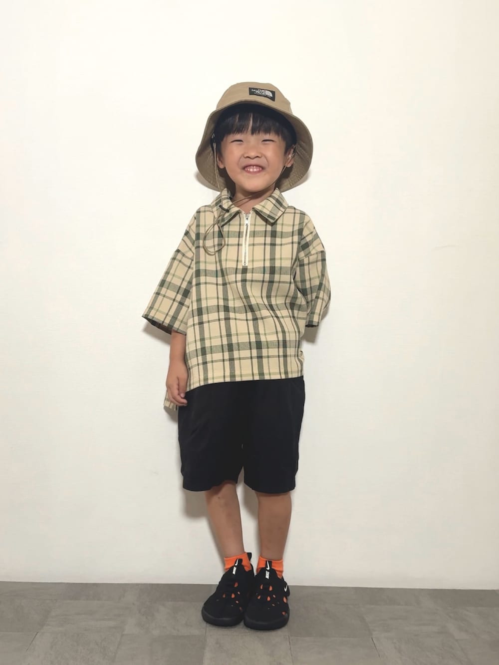 グリーン系のシャツ/ブラウス、ブラック系のその他パンツ、ブラック系のサンダルを着用したキッズの夏コーディネートの3枚目の写真