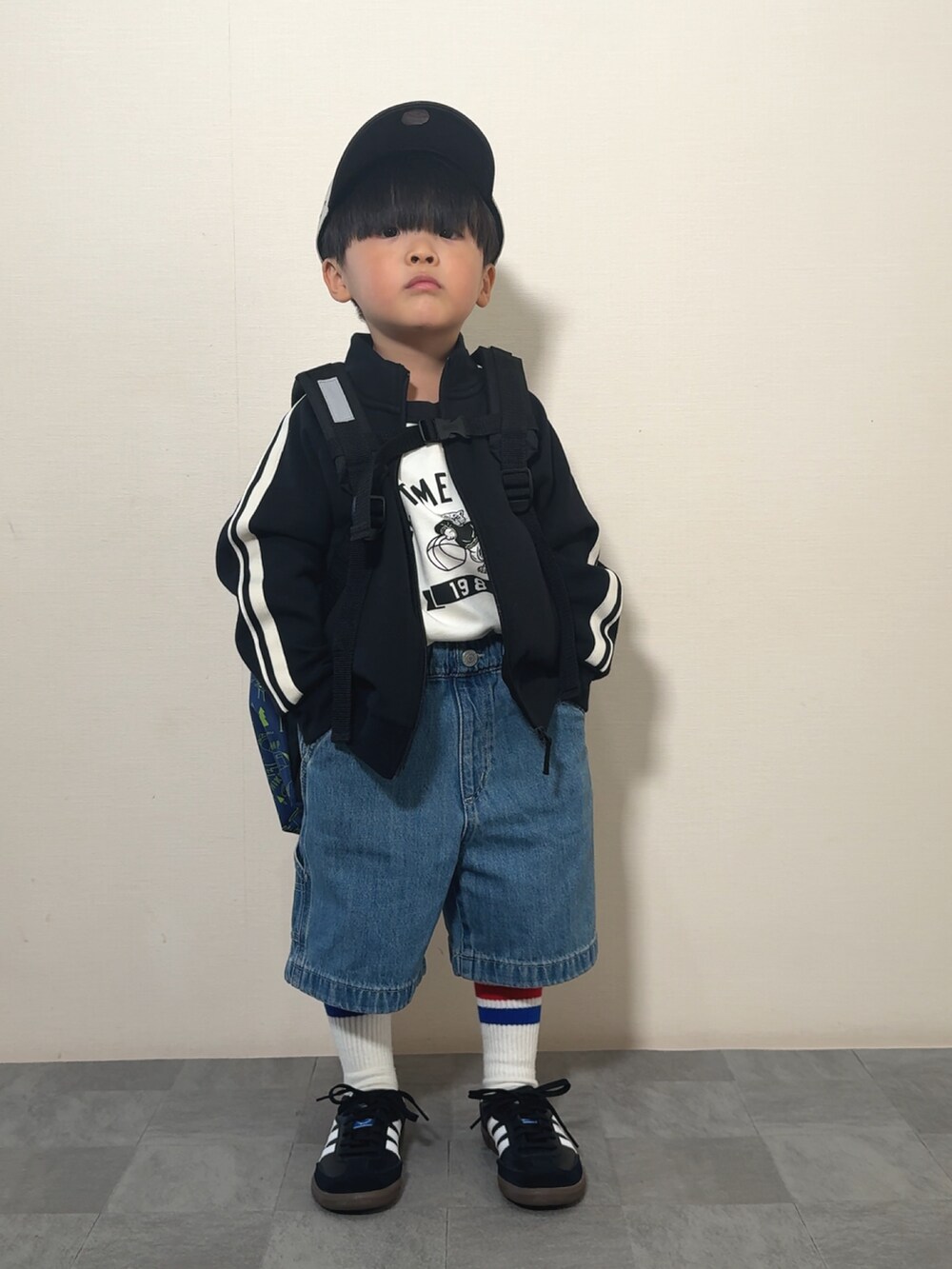 「春めき満開コーデ、ジャケット、スポーツミックス、春コーデ、トラックジャケット、デニム、ハーフパンツ、スニーカー、キャップ、カジュアルコーデ、春色、プチプラ、春アウター、休日スタイル、アウトドアスタイル」｜「UNIQLOのアイテム（ジャケット/アウター、ブラック系）」を使った、YU⭐︎さん（キッズ・100cm）の春コーディネートの2枚目の写真