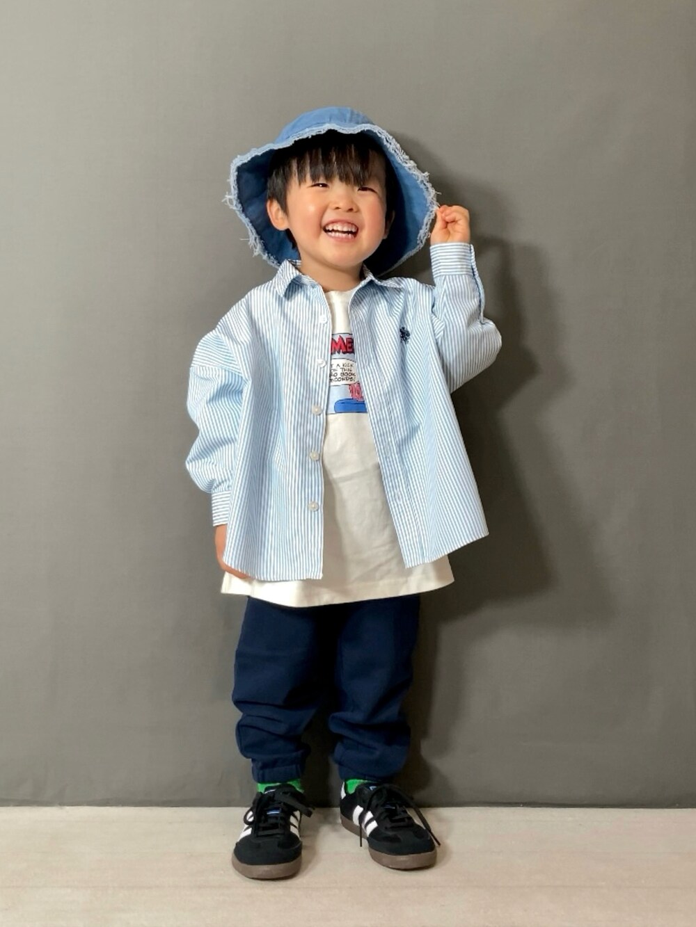 ブルー系のシャツ/ブラウス、ホワイト系のTシャツ/カットソー、ブルー系のその他パンツを着用したキッズの春コーディネートの2枚目の写真