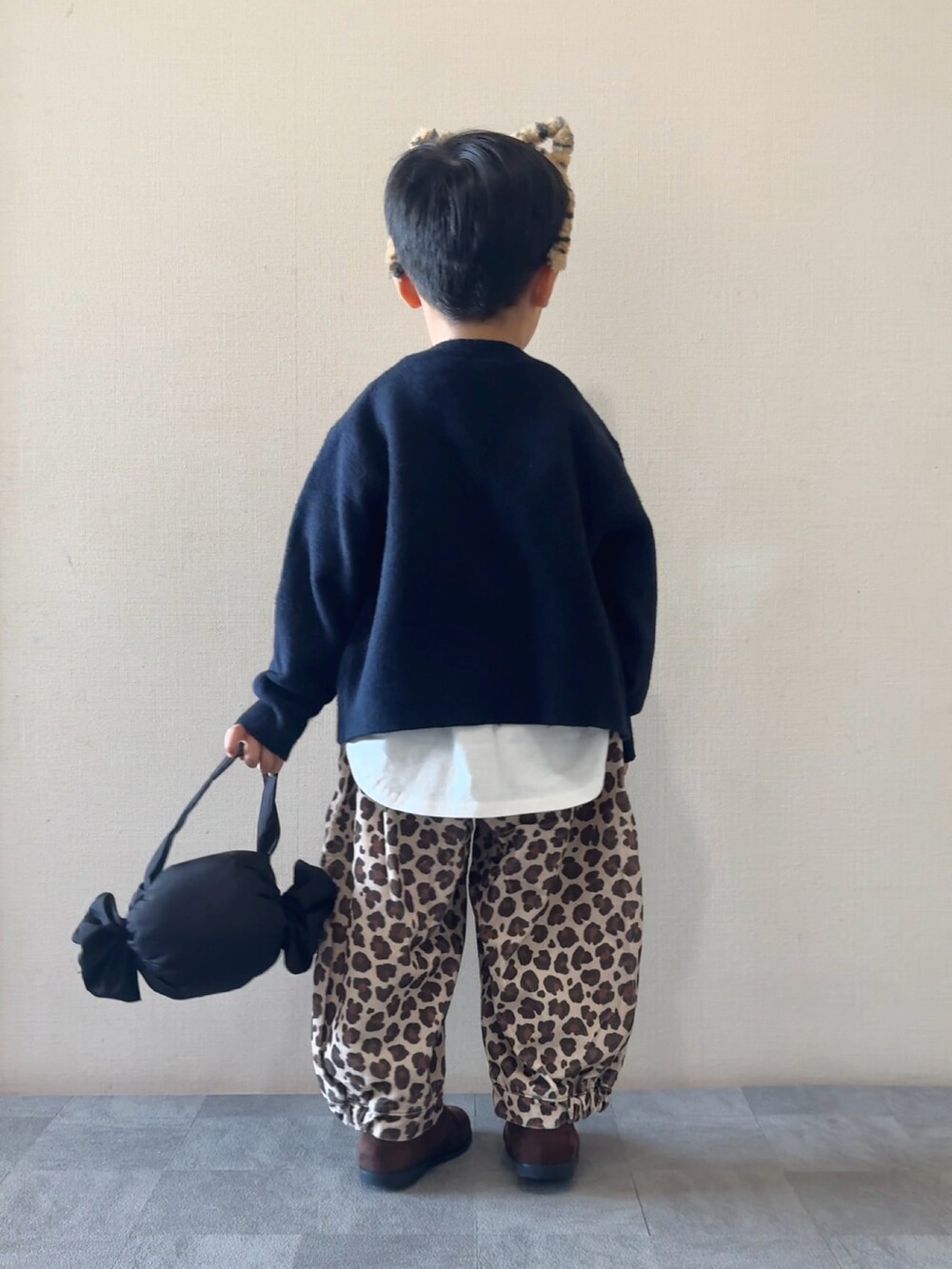 ホワイト系のTシャツ/カットソー、ベージュ系のその他パンツ、ブラウン系のブーツを着用したキッズの秋コーディネートの4枚目の写真