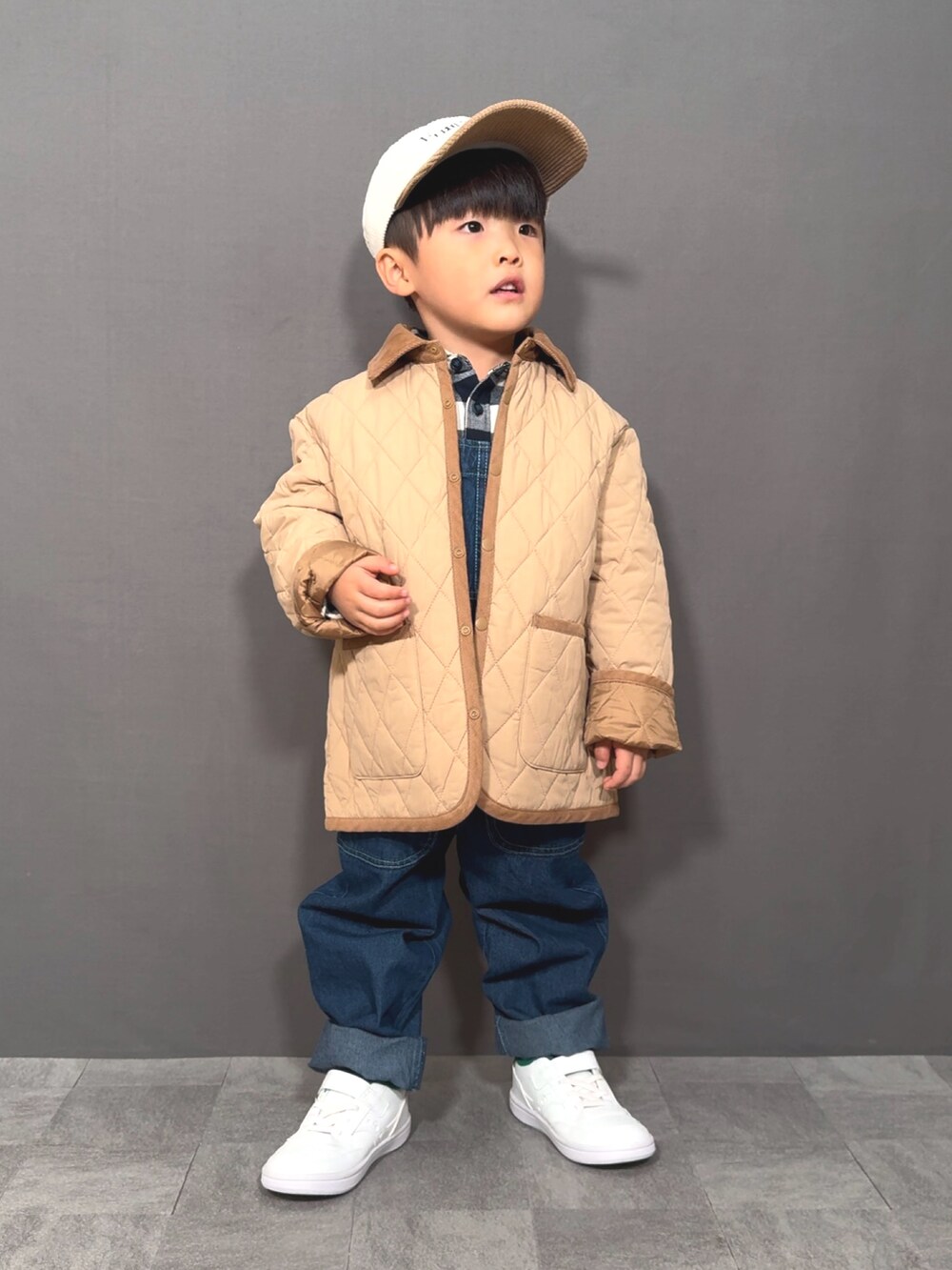 「クリスマスに着たい服、冬コーデ、キルティング、デニム、サロペット、スニーカー、キャップ、チェック、レイヤードスタイル、プチプラ、コーデュロイ、冬アウター、マイベストコーデ2024、きれいめカジュアル、休日スタイル」｜「UNIQLOのアイテム（ジャケット/アウター、ベージュ系）」を使った、YU⭐︎さん（キッズ・90cm）の冬コーディネートの3枚目の写真