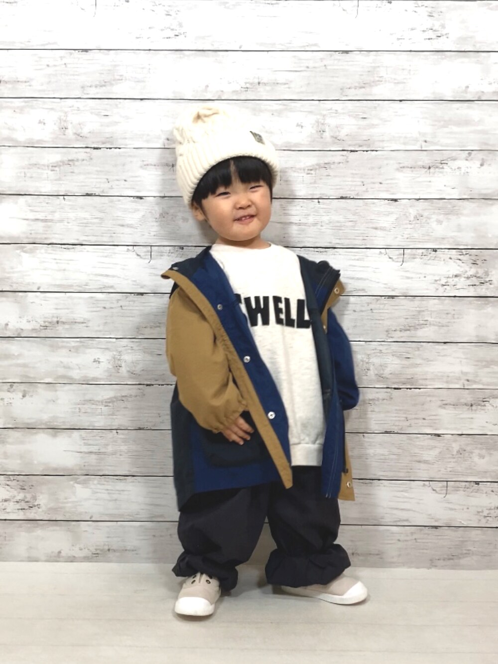 その他のダウンジャケット/コート、グレー系のスウェット、グレー系のその他パンツを着用したキッズの冬コーディネートの2枚目の写真