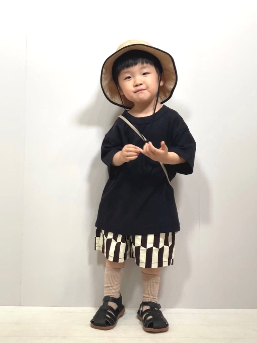 「モノトーン、ハーフパンツ、グルカサンダル、麦わら帽子、ショルダーバッグ、ポシェット、バケットハット、夏コーデ、お出かけコーデ、休日スタイル、プチプラ、UNIQLO、ショートパンツ、サンダル」｜「UNIQLOのアイテム（Tシャツ/カットソー、ブラック系）」を使った、YU⭐︎さん（キッズ・90cm）の夏コーディネートの4枚目の写真