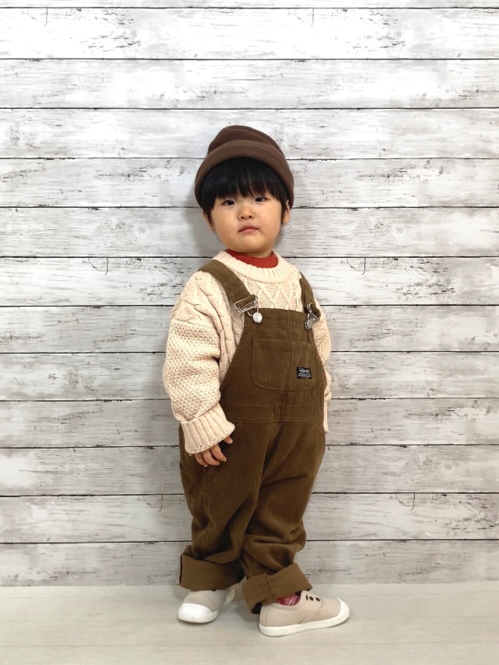 「ニット、コーデュロイ、サロペット、オーバーオール、韓国子供服、レイヤードスタイル、冬コーデ、UNIQLO、ニット帽、ワントーンコーデ、カジュアルコーデ、休日スタイル、マイベストコーデ2022、カラーソックス、チョコ色に染まれ」｜「apres les coursの【洗濯機でお洗濯OK】イロドリニット_ウォッシャブル（ニット/セーター、ホワイト系）」を使った、YU⭐︎さん（キッズ・80cm）の冬コーディネートの2枚目の写真