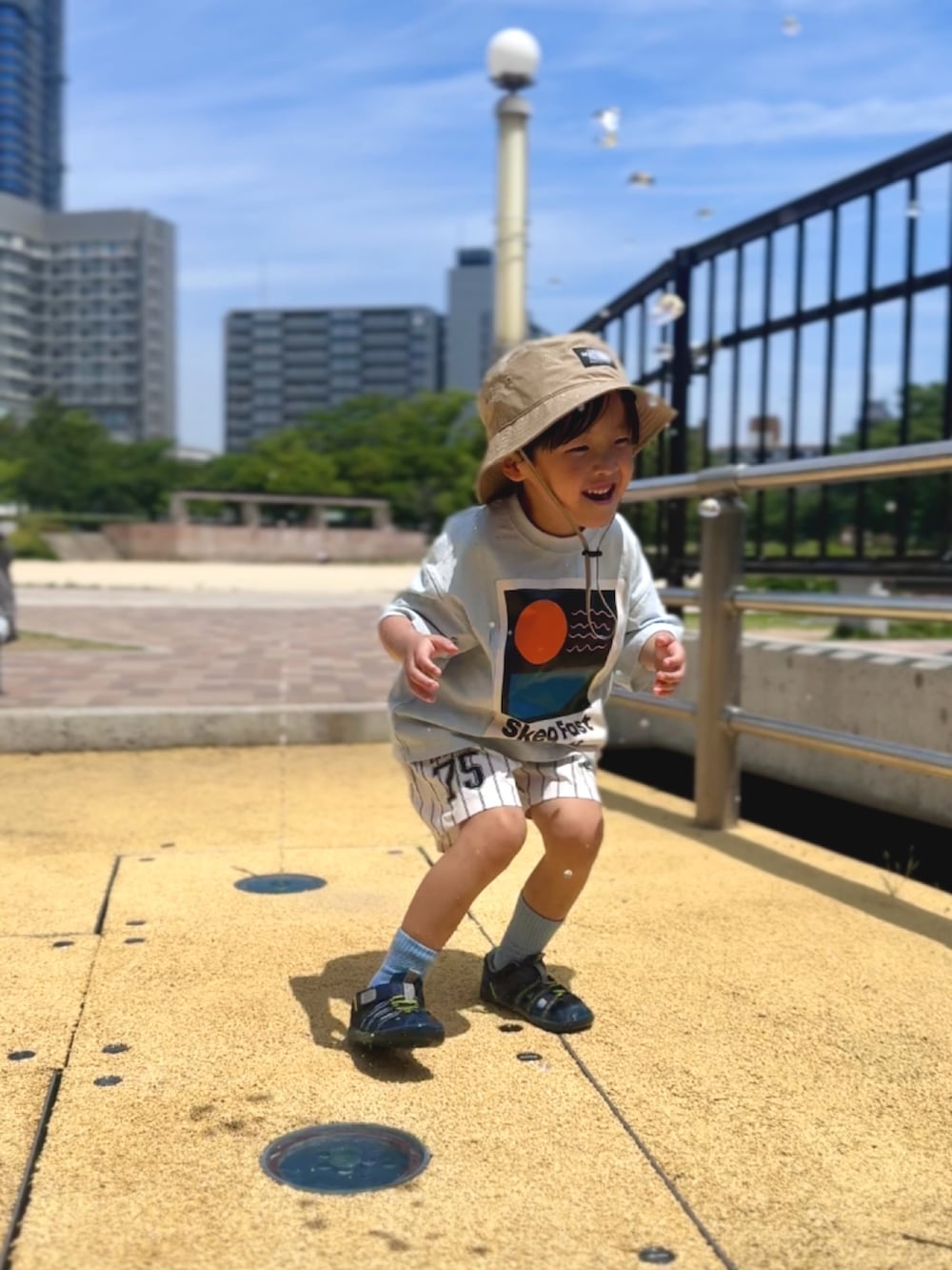 ブルー系のサンダル、ブルー系のTシャツ/カットソー、その他のその他パンツを着用したキッズの夏コーディネートの3枚目の写真