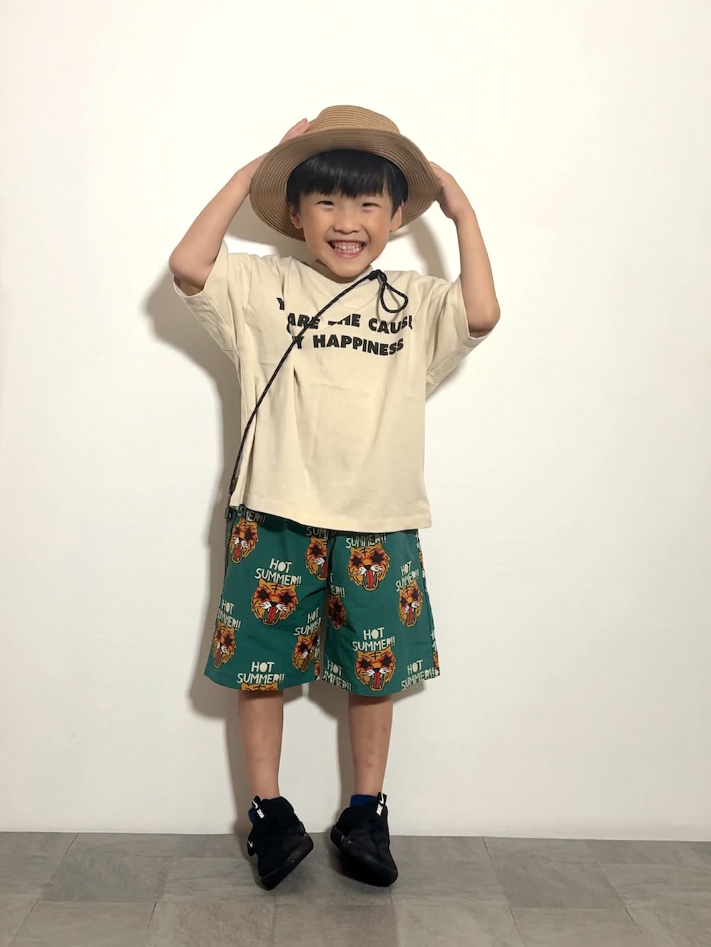 ブラック系のサンダル、グリーン系のその他パンツ、ブラック系のTシャツ/カットソーを着用したキッズの夏コーディネートの3枚目の写真