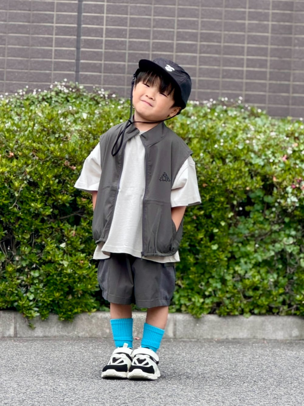「レイヤードスタイル、ストリート、モノトーン、キャップ、スニーカー、スポーツミックス、ハーフパンツ、カーゴパンツ、ベスト、セットアップ、プチプラ、Tシャツ、お出かけコーデ、休日スタイル、きれいめカジュアル」|「green label relaxingのジップベスト / キッズ 110cm-130cm - UVカット -(ベスト、グレー系)」を使った、YU⭐︎さん(キッズ・100cm)の夏コーディネートの2枚目の写真