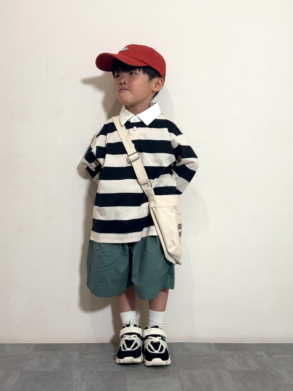 グリーン系のその他パンツ、ホワイト系のショルダーバッグ、ホワイト系のポロシャツを着用したキッズの夏コーディネートの4枚目の写真