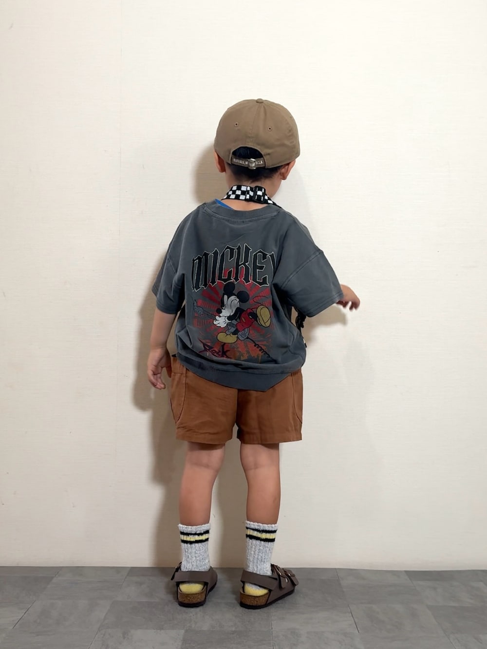 ブラック系のスウェット、ブラウン系のサンダル、ブラウン系のその他パンツを着用したキッズの夏コーディネートの5枚目の写真