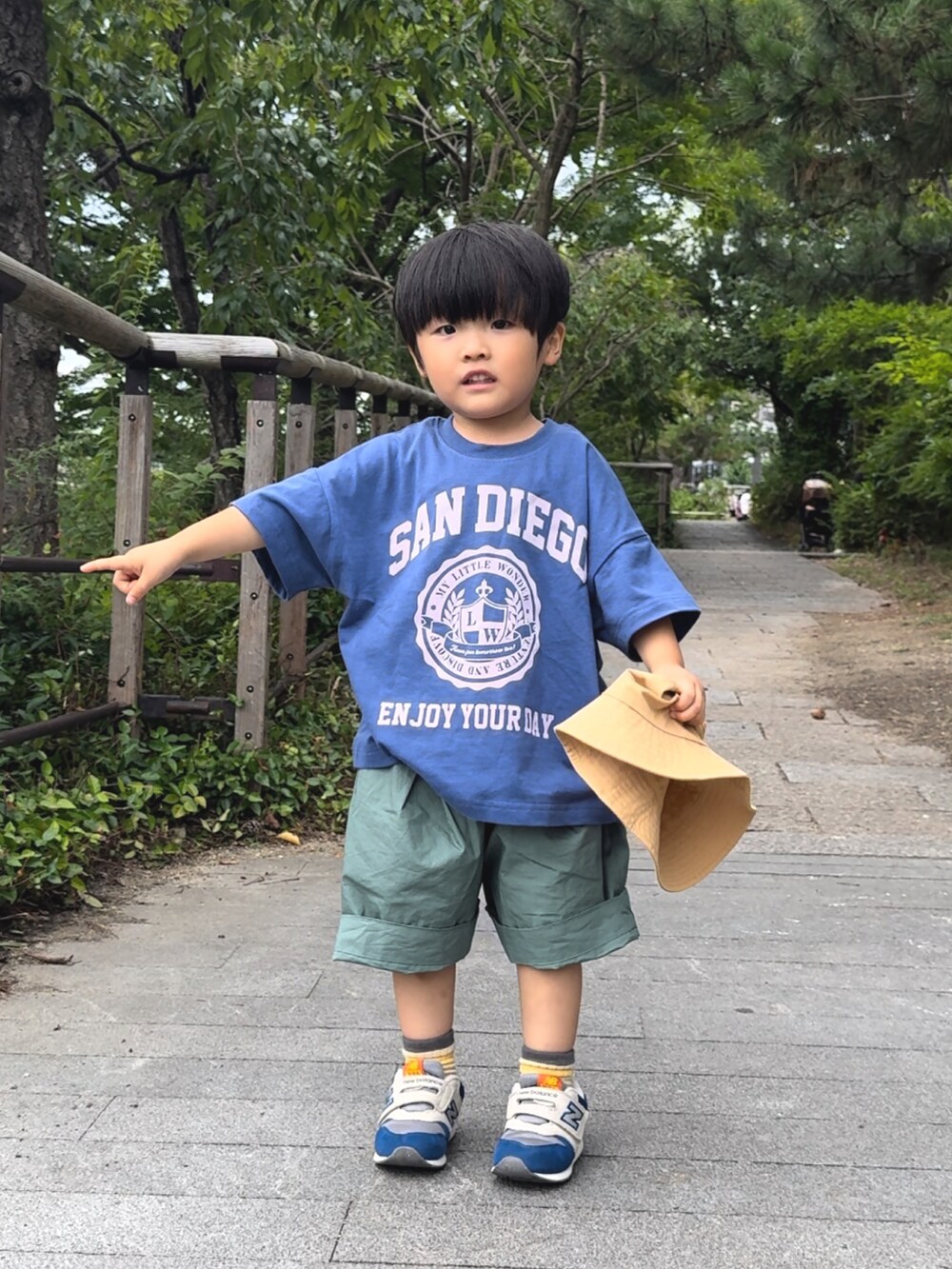 「ロゴT、フェススタイル、夏コーデ、バケットハット、スニーカー、夏だ!Tシャツ着よう!、ショートパンツ、ハーフパンツ、淡色コーデ、お出かけコーデ、休日スタイル、シンプル」|「Birthdayのアイテム(Tシャツ/カットソー、ブルー系)」を使った、YU⭐︎さん(キッズ・90cm)の夏コーディネートの2枚目の写真